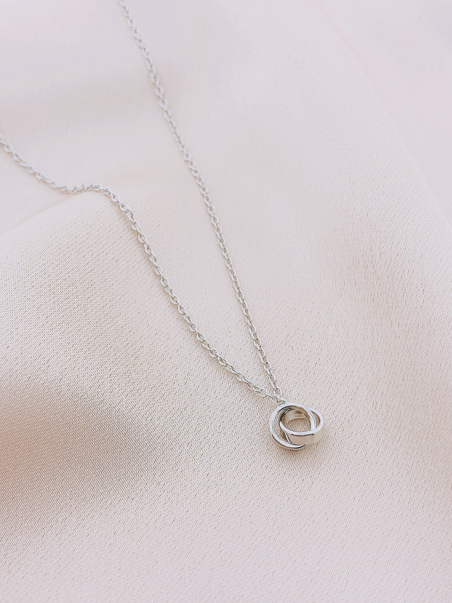 Women's Interlocked Circle Necklace