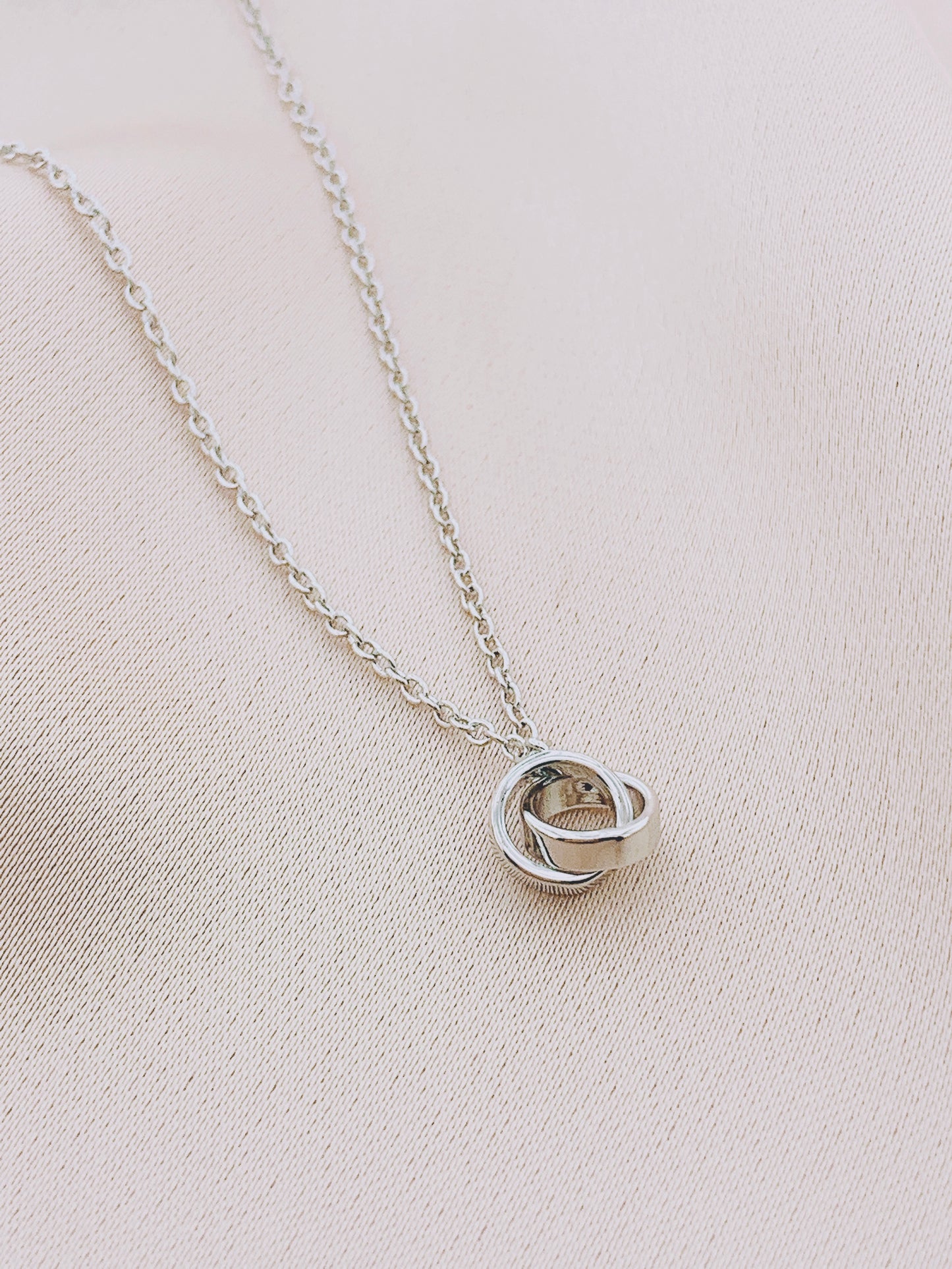 Women's Interlocked Circle Necklace