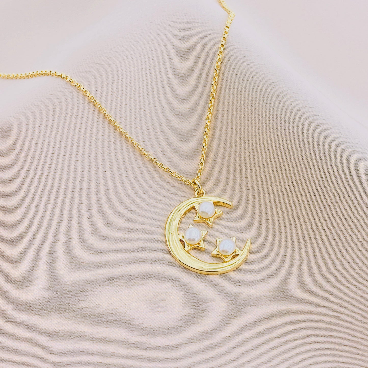 Women's  Pearl Crescent Moon Necklace