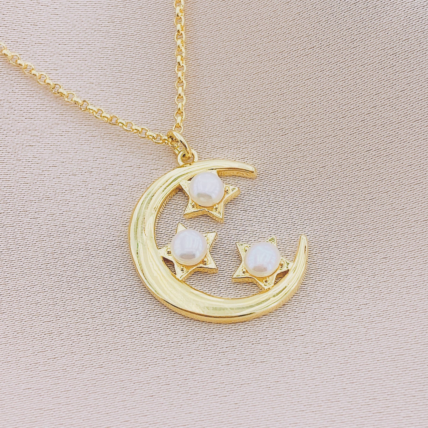 Women's  Pearl Crescent Moon Necklace